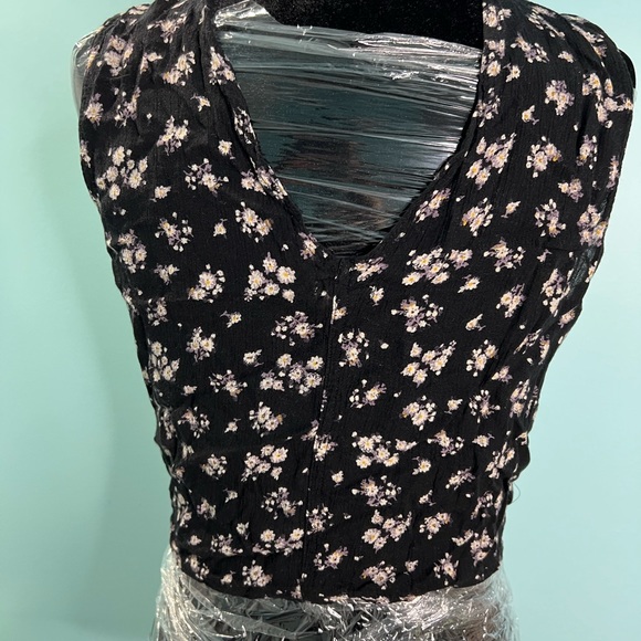 FOREVER 21 SLEEVELESS TOP - Picture 2 of 4